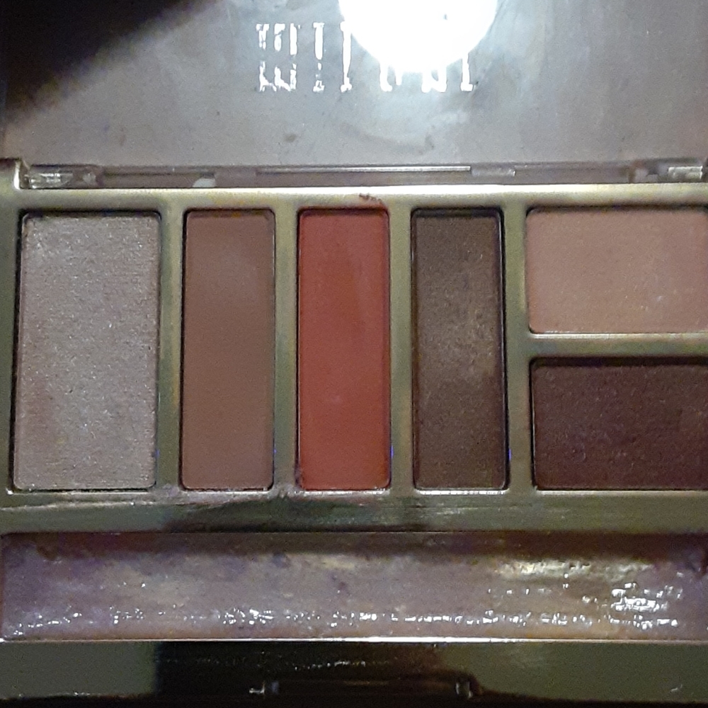 Eyeshadow palette with 6 colors and lip gloss